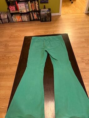 Free People We The Free Green Flare pull on size 35 Jeans